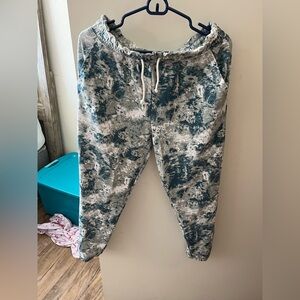 •3 for $10•

Women’s size Medium Under Armour sweatpants